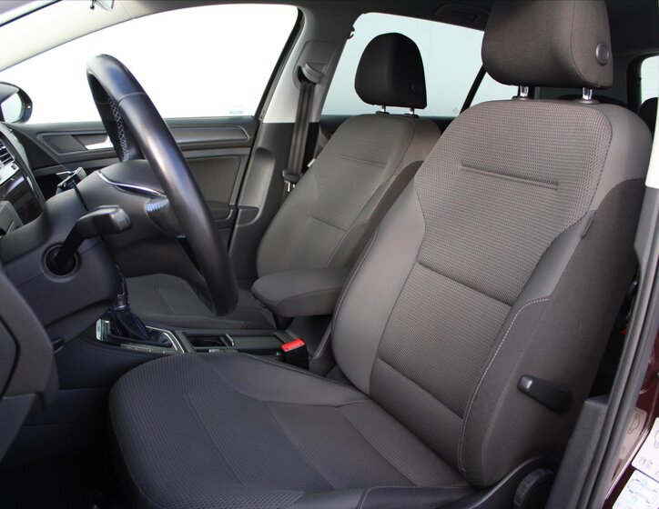 Volkswagen e-Golf 10