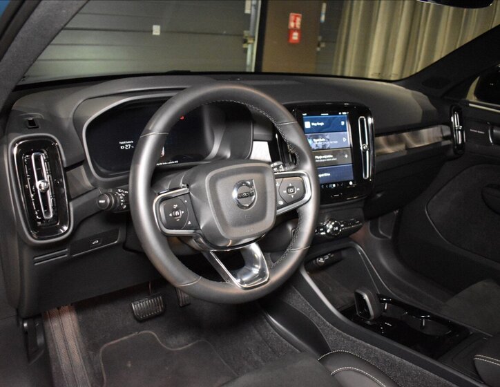 Volvo EX40 SUV / Terénní 0,0 325 kw