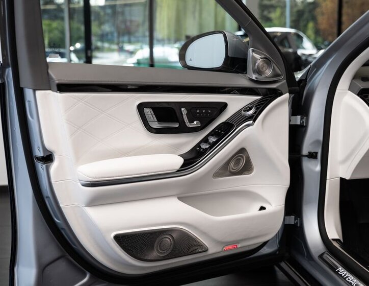 Mercedes-Benz Ostatní Sedan / Limuzína 6,0 l 450 kw