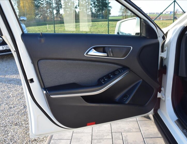 Mercedes-Benz GLA 27