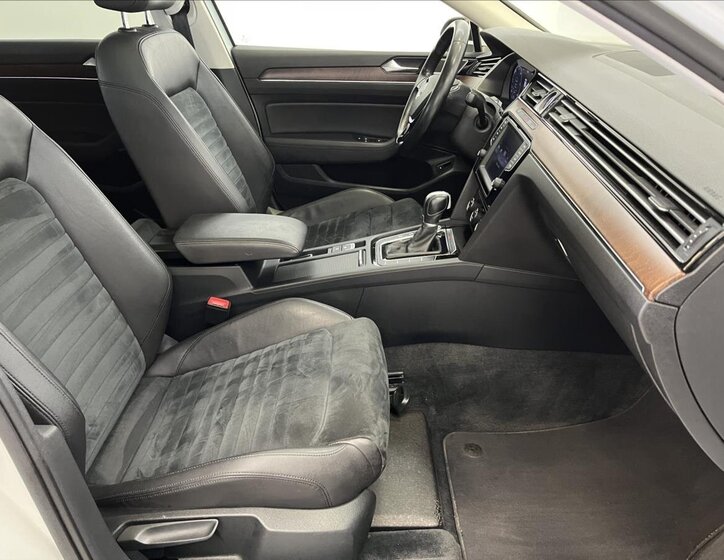 Volkswagen Passat Sedan / Limuzína 2,0 l 176 kw
