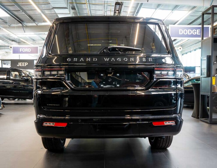 Jeep Grand Wagoneer 4