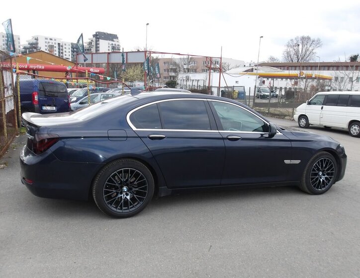 BMW Řada 7 Sedan / Limuzína 3,0 l 180 kw