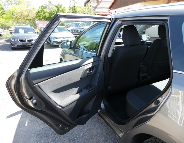 Toyota Auris Kombi 1,3 l 73 kw