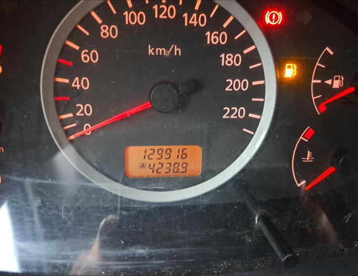 Nissan Almera Tino 30