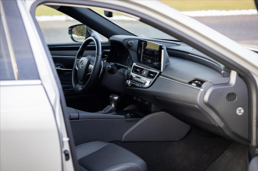 Lexus ES 300h Sedan / Limuzína 2,5 l 160 kw