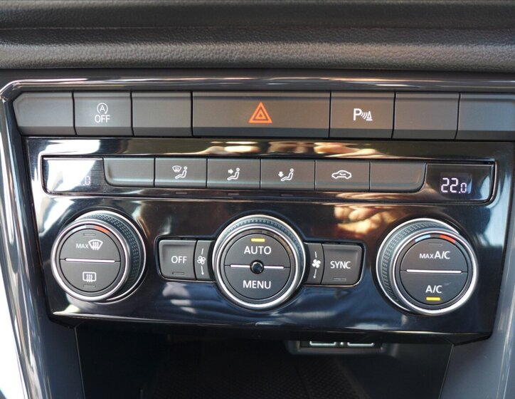 Volkswagen T-Roc SUV / Terénní 2,0 l 110 kw