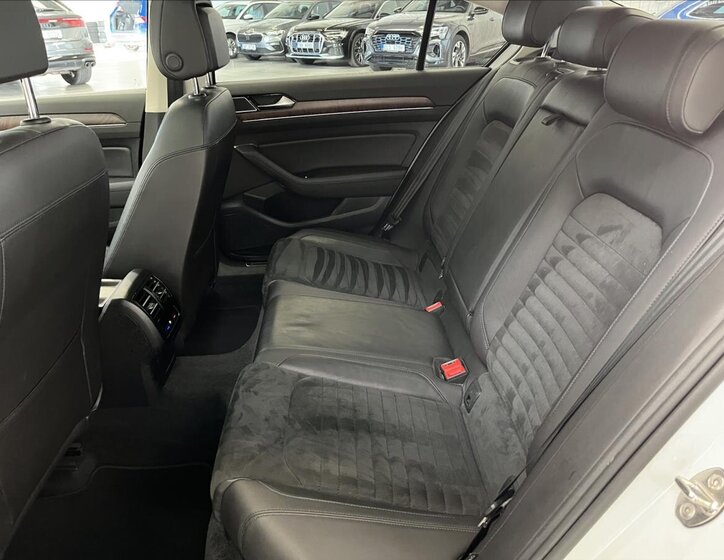 Volkswagen Passat Sedan / Limuzína 2,0 l 176 kw