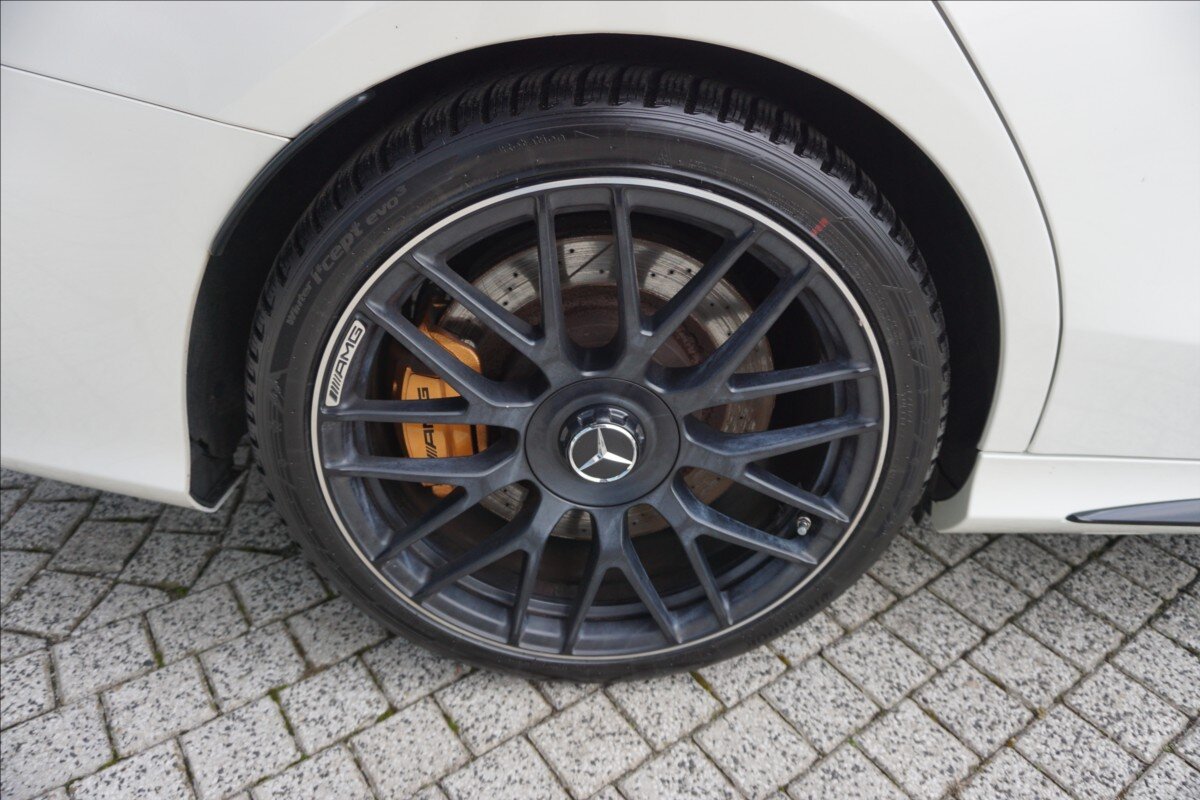 Mercedes-Benz Třídy C Sedan 4,0 l 375 kw