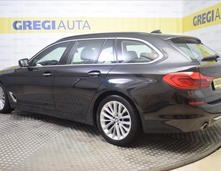 BMW Řada 5 Kombi 3,0 l 195 kw