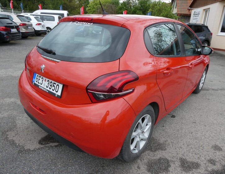 Peugeot 208 Hatchback 1,2 l 61 kw