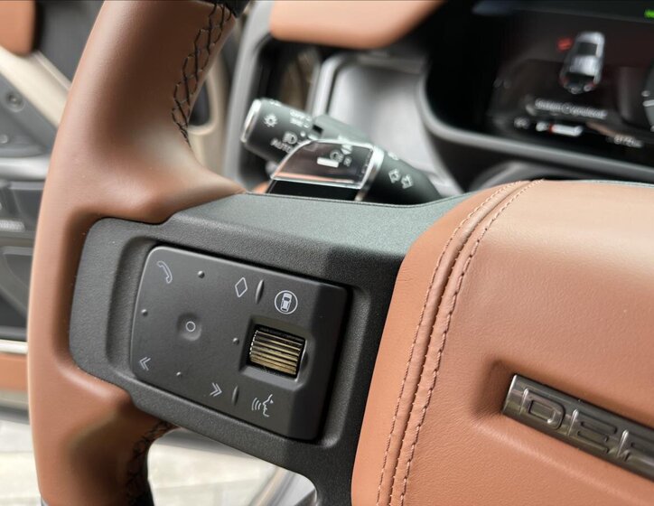 Land Rover Defender SUV 4,4 l 467 kw