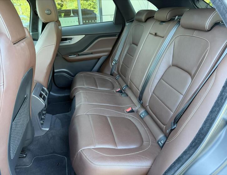 Jaguar F-Pace 21