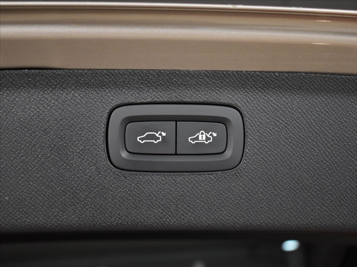 Volvo XC90 SUV / Terénní 2,0 l 228 kw