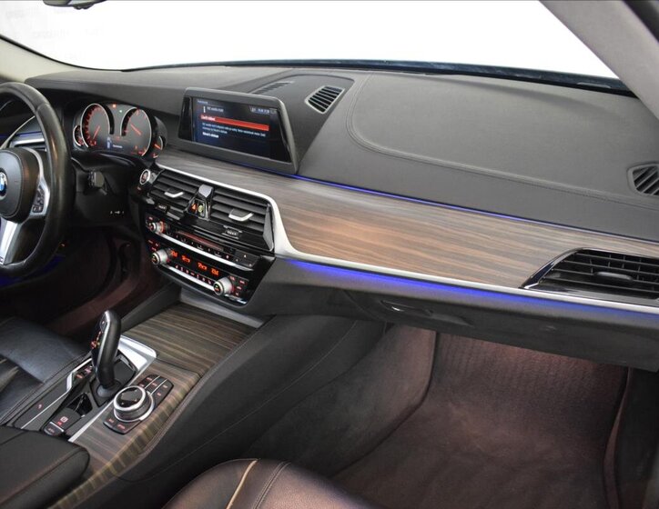 BMW Řada 5 Kombi 3,0 l 195 kw