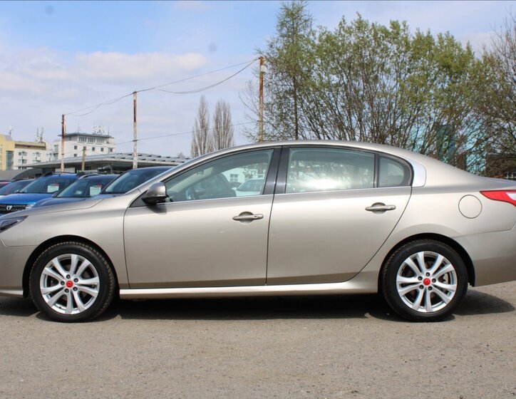 Renault Latitude Sedan / Limuzína 2,0 l 127 kw