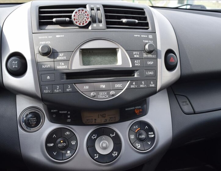 Toyota RAV4 SUV / Terénní 2,2 l 100 kw