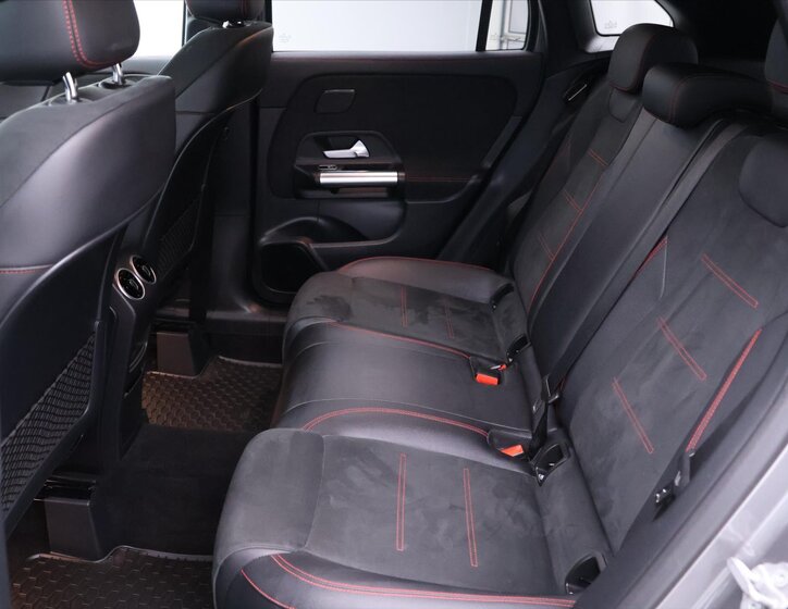 Mercedes-Benz GLA 17