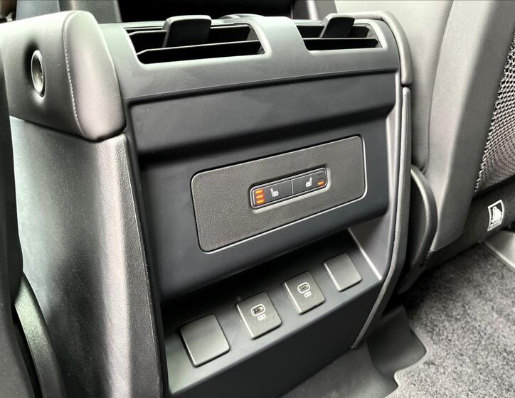 Land Rover Defender 34