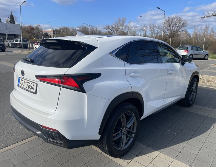 Lexus NX 300h CUV / Crossover 2,5 l 145 kw