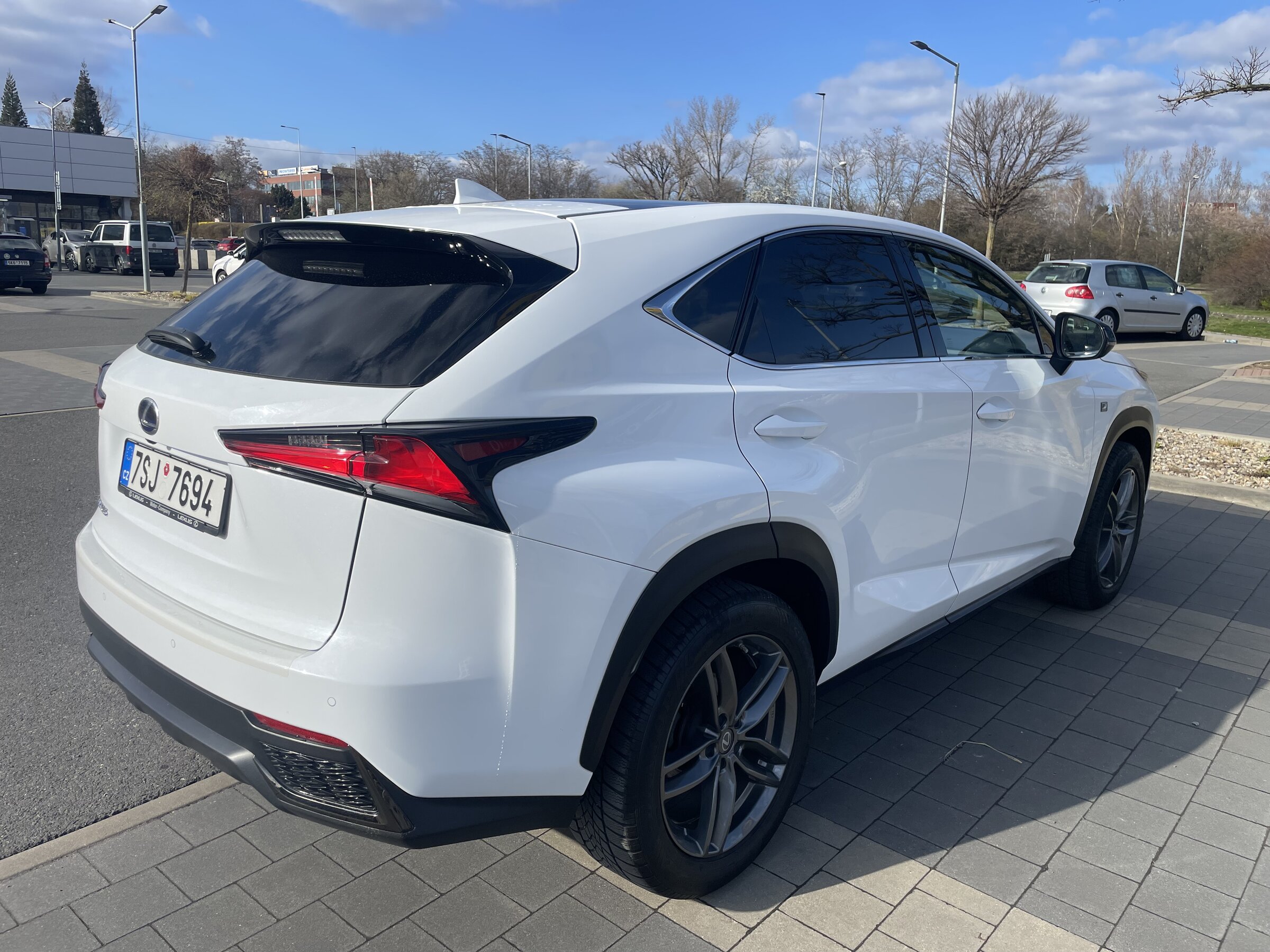 Lexus NX 300h CUV / Crossover 2,5 l 145 kw