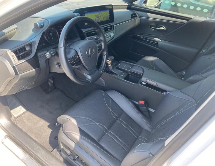 Lexus ES 300h Sedan / Limuzína 2,5 l 160 kw