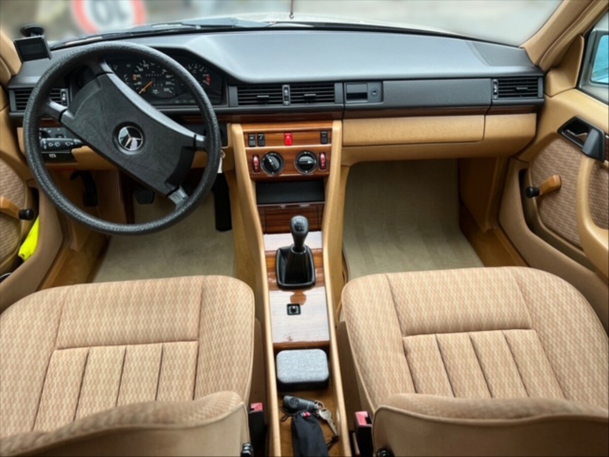 Mercedes-Benz 124
