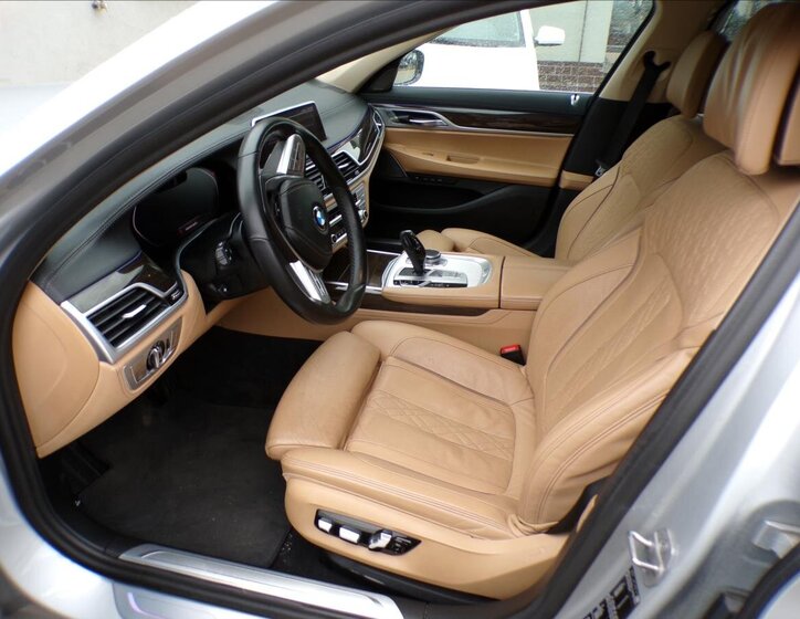 BMW Řada 7 Sedan / Limuzína 3,0 l 195 kw