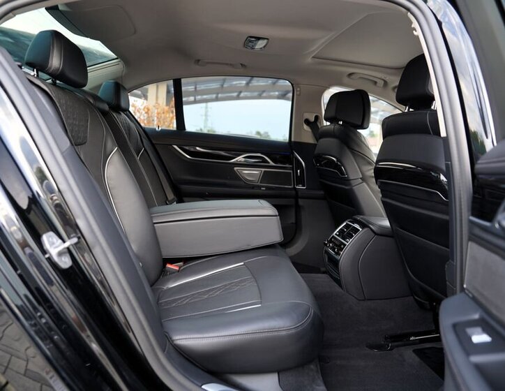 BMW Řada 7 Sedan / Limuzína 4,4 l 390 kw