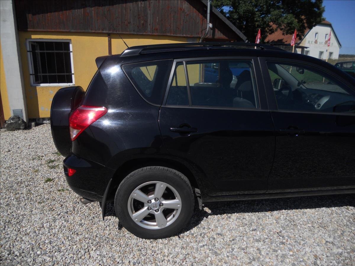 Toyota RAV4 Kombi 2,0 l 112 kw