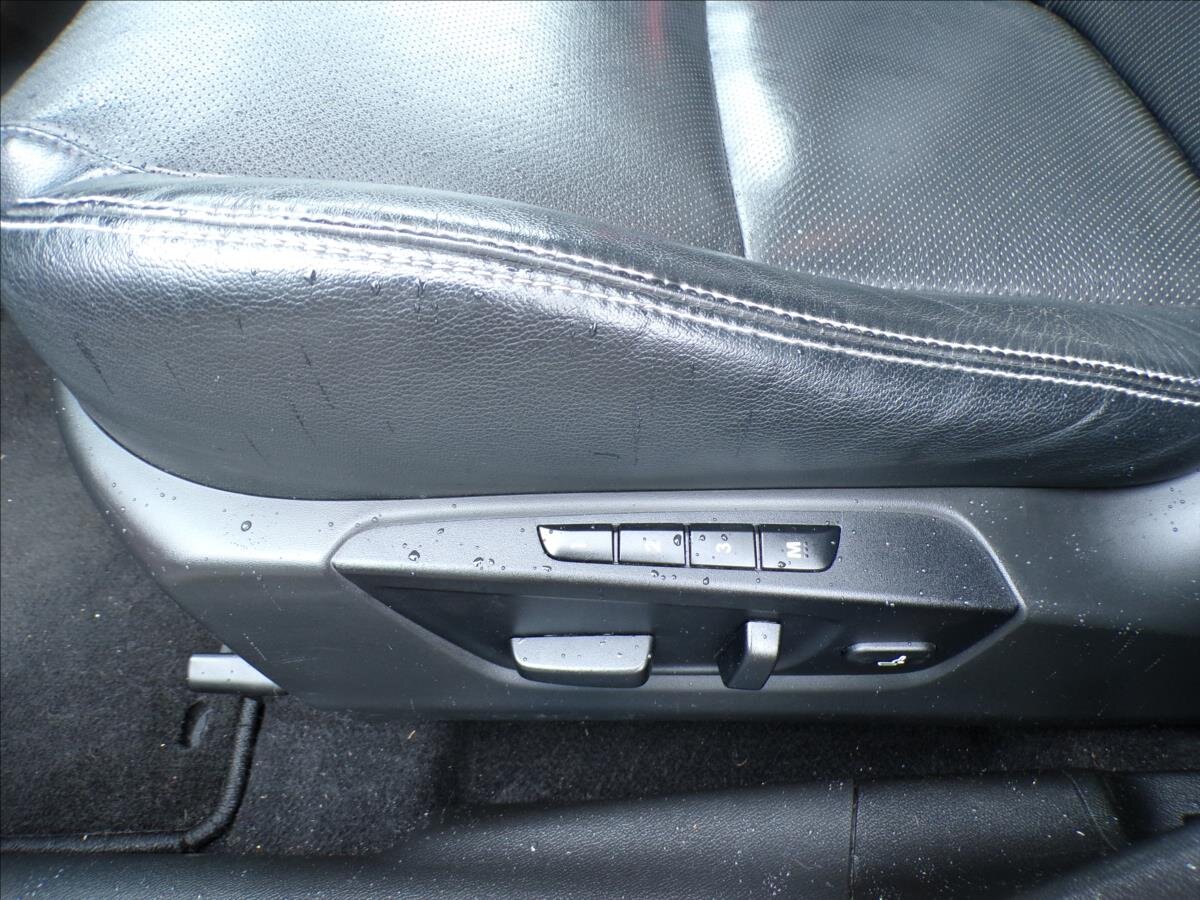 Suzuki Kizashi Sedan / Limuzína 2,4 l 131 kw