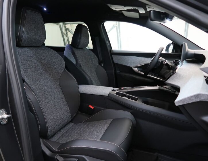 Peugeot 5008 SUV 1,2 l 100 kw