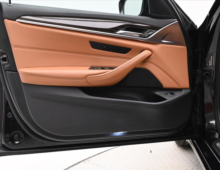 BMW Řada 5 Kombi 3,0 l 195 kw