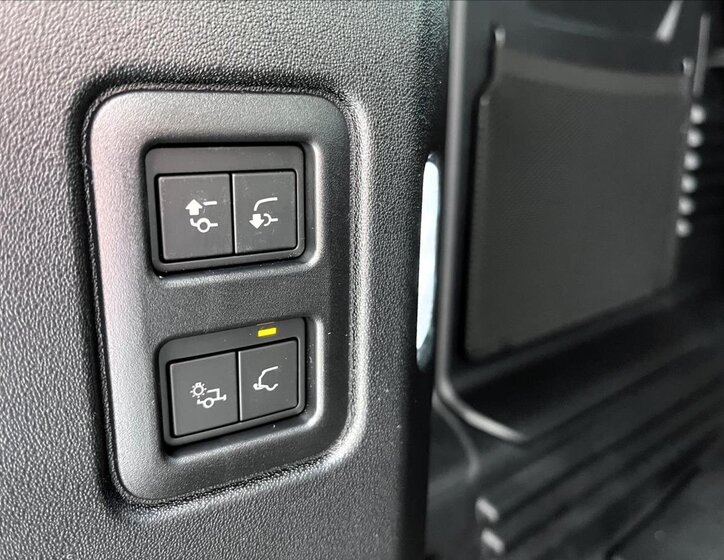 Land Rover Defender SUV / Terénní 5,0 l 313 kw