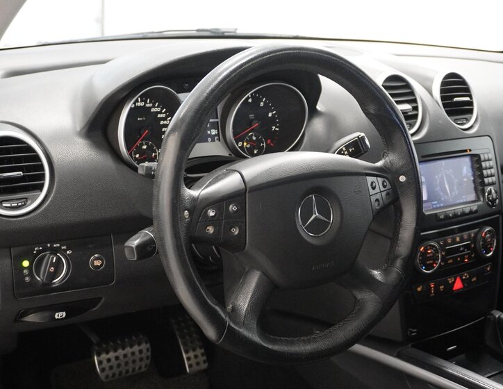 Mercedes-Benz Třídy M SUV 6,2 l 375 kw