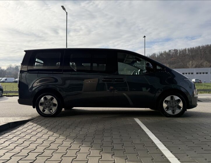 Hyundai Staria 4