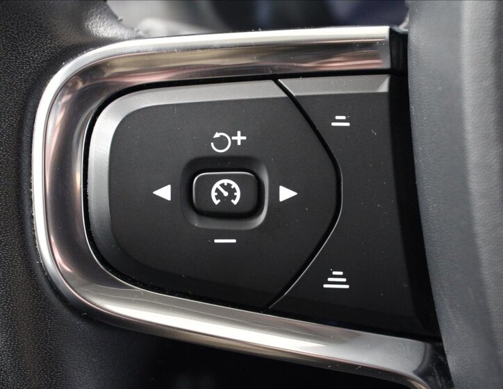 Volvo XC40 SUV / Terénní 2,0 l 182 kw