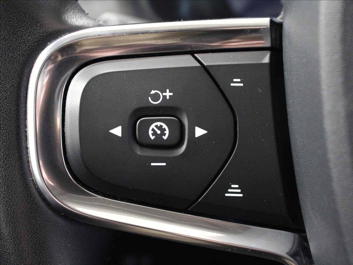 Volvo XC40 SUV / Terénní 2,0 l 182 kw