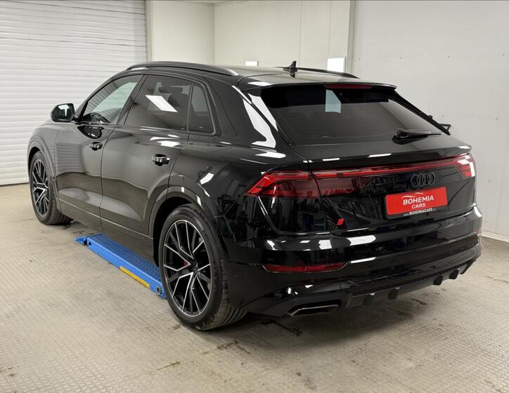 Audi Q8 4