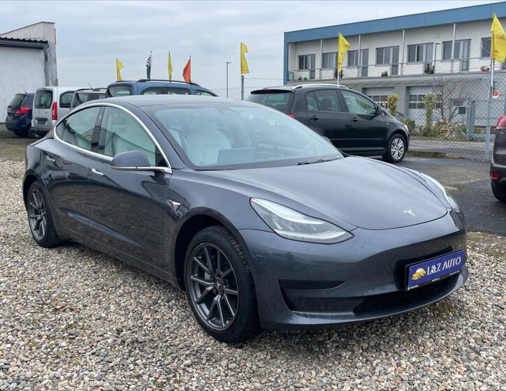 Tesla Model 3 Sedan / Limuzína 0,0 239 kw