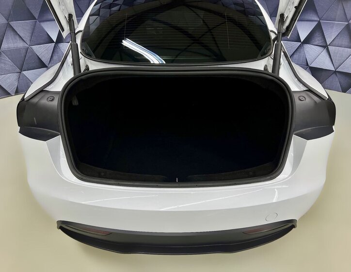 Tesla Model 3 Sedan 0,0 324 kw