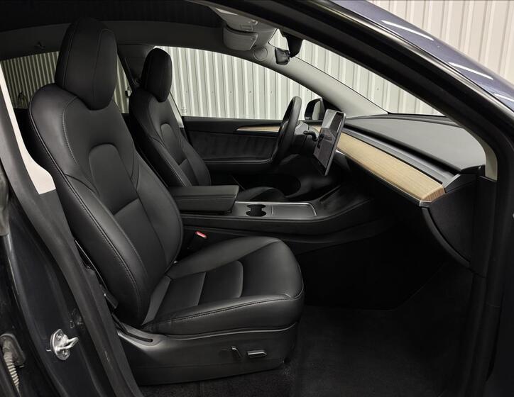 Tesla Model Y 32