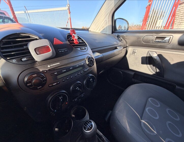 Volkswagen New Beetle 11