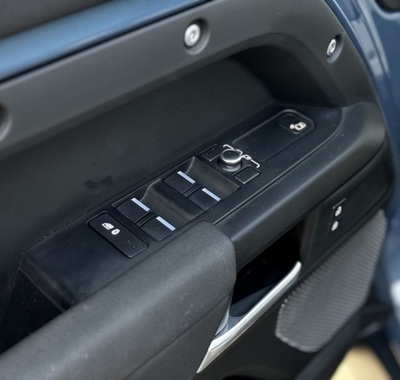 Land Rover Defender 27