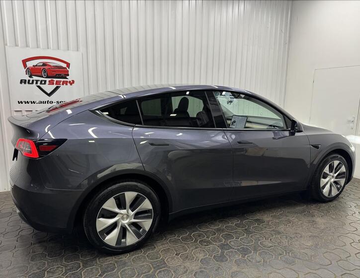 Tesla Model Y 9