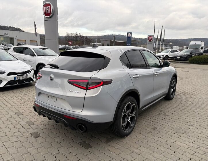 Alfa Romeo Stelvio 7