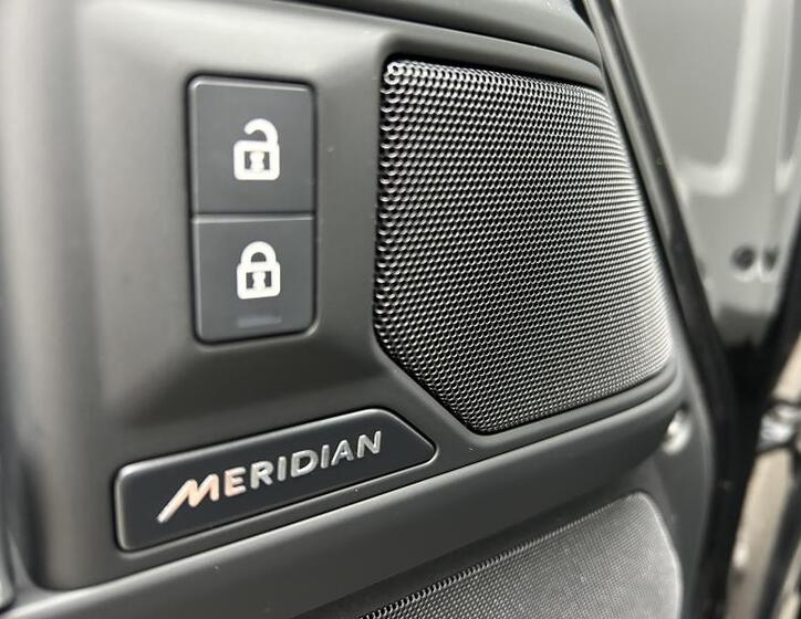 Land Rover Defender 10