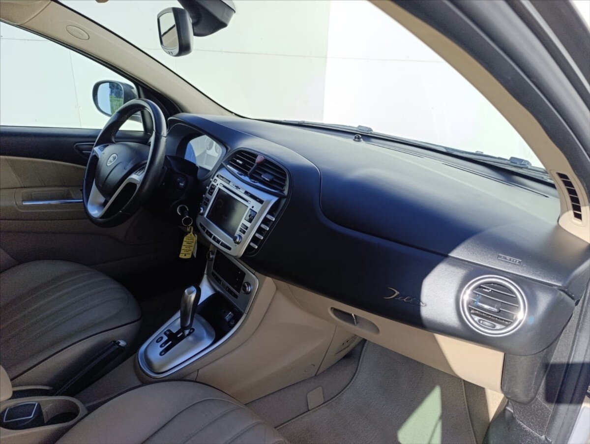 Lancia Delta Hatchback 1,6 l 88 kw