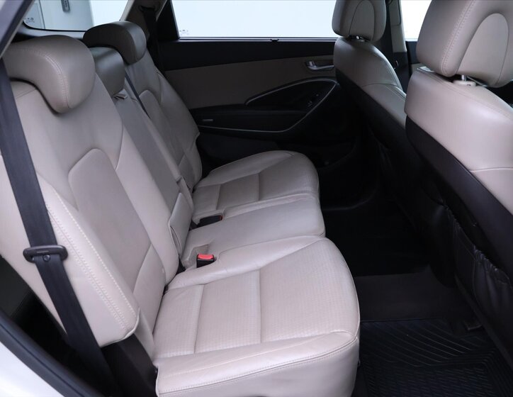 Hyundai Grand Santa Fe 12