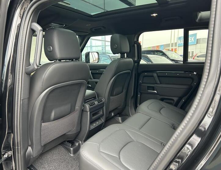 Land Rover Defender 11